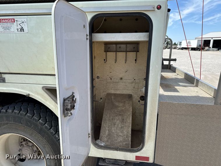 image for item DV2620 2014 International 4400 bucket truck