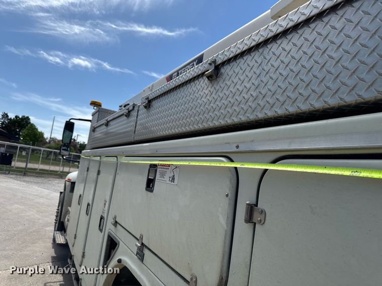 image for item DV2620 2014 International 4400 bucket truck