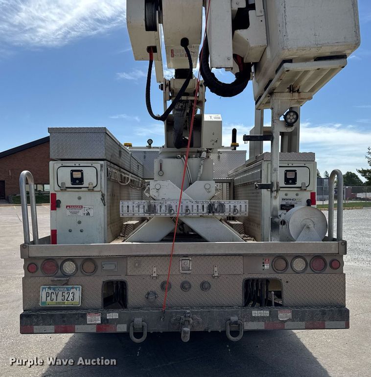 image for item DV2620 2014 International 4400 bucket truck