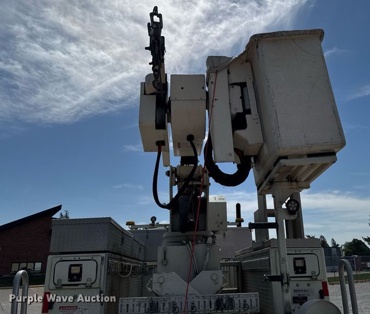 image for item DV2620 2014 International 4400 bucket truck