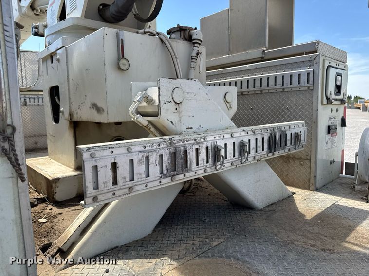 image for item DV2620 2014 International 4400 bucket truck