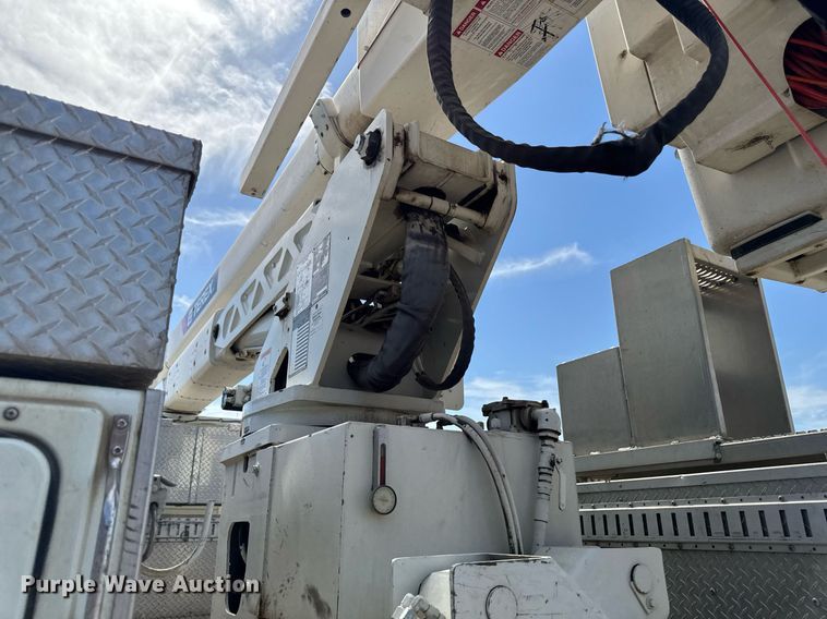 image for item DV2620 2014 International 4400 bucket truck