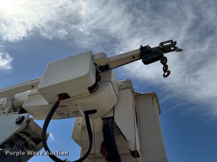 image for item DV2620 2014 International 4400 bucket truck