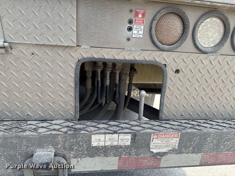 image for item DV2620 2014 International 4400 bucket truck