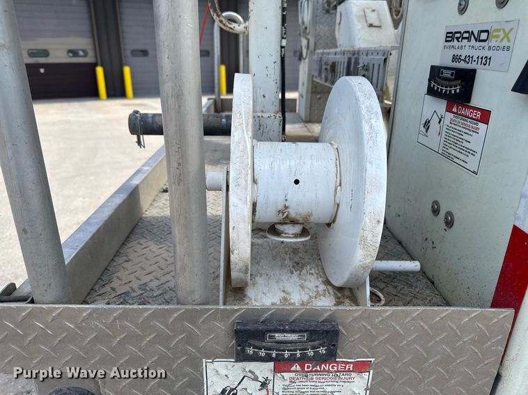 image for item DV2620 2014 International 4400 bucket truck