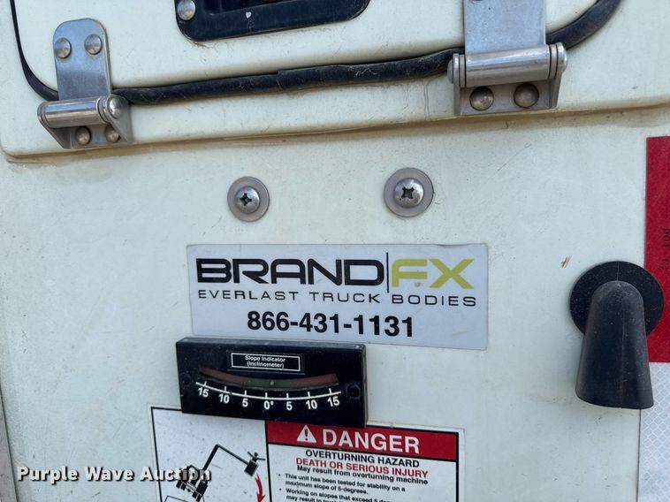 image for item DV2620 2014 International 4400 bucket truck