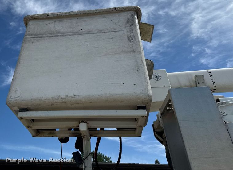 image for item DV2620 2014 International 4400 bucket truck