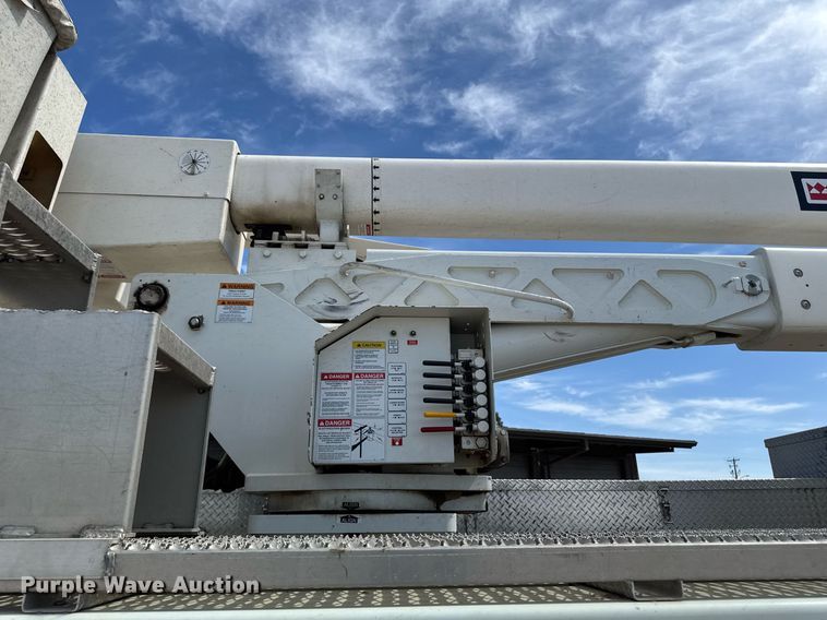 image for item DV2620 2014 International 4400 bucket truck