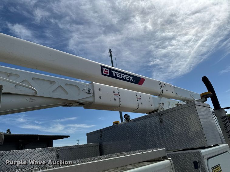 image for item DV2620 2014 International 4400 bucket truck