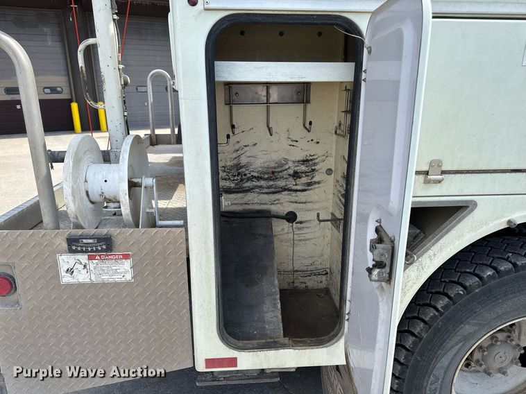 image for item DV2620 2014 International 4400 bucket truck