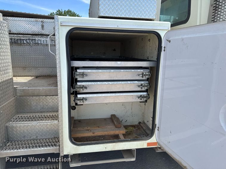 image for item DV2620 2014 International 4400 bucket truck