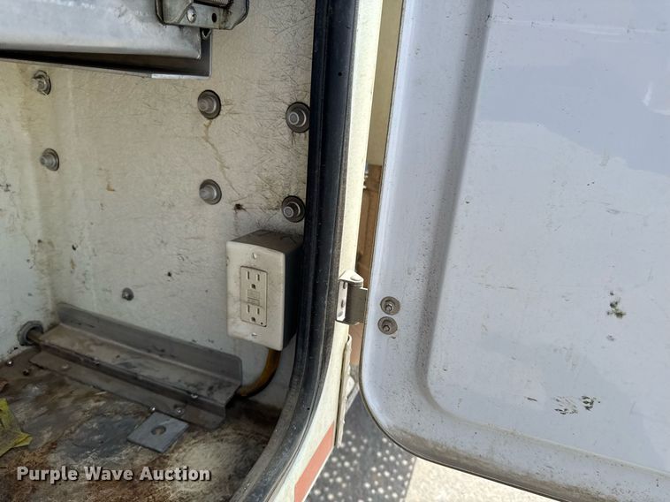 image for item DV2620 2014 International 4400 bucket truck