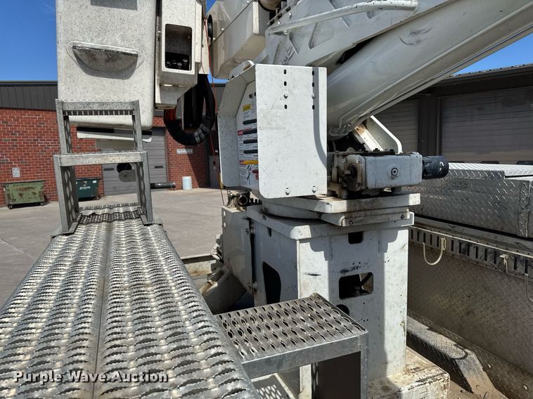 image for item DV2620 2014 International 4400 bucket truck