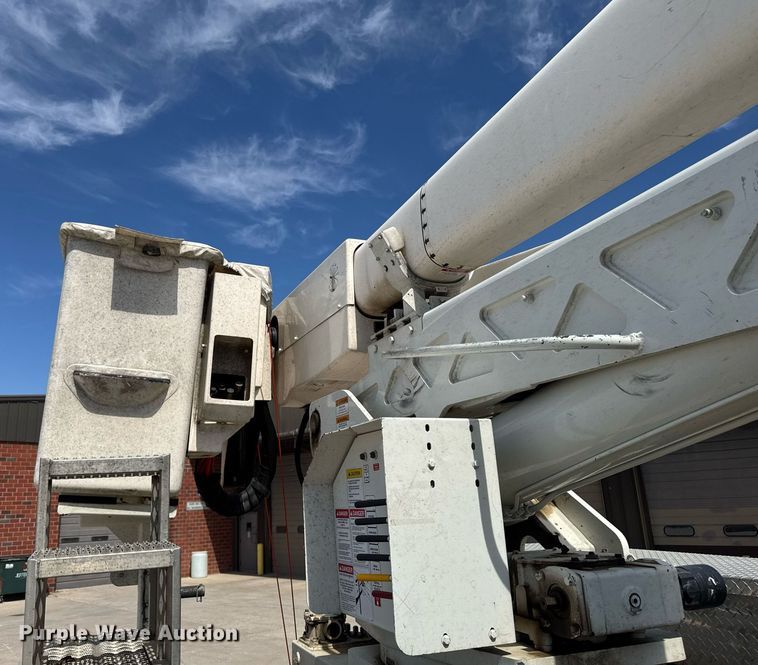 image for item DV2620 2014 International 4400 bucket truck