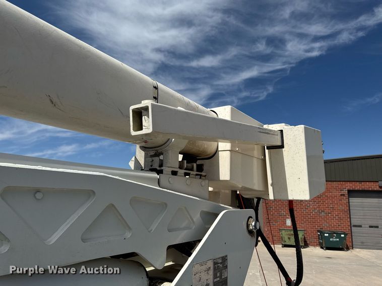 image for item DV2620 2014 International 4400 bucket truck