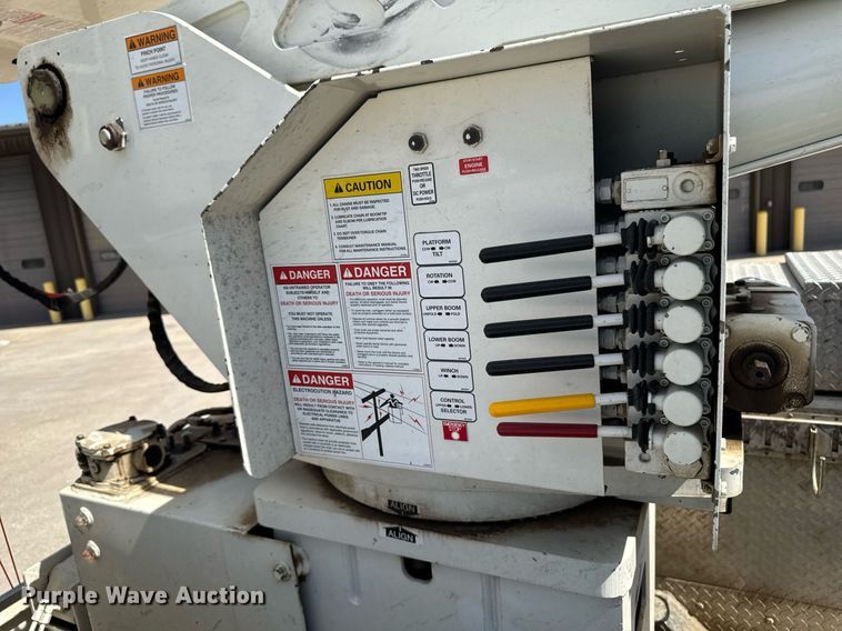 image for item DV2620 2014 International 4400 bucket truck