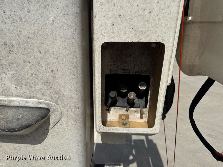 image for item DV2620 2014 International 4400 bucket truck