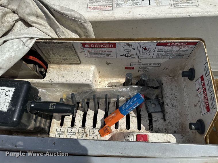 image for item DV2620 2014 International 4400 bucket truck