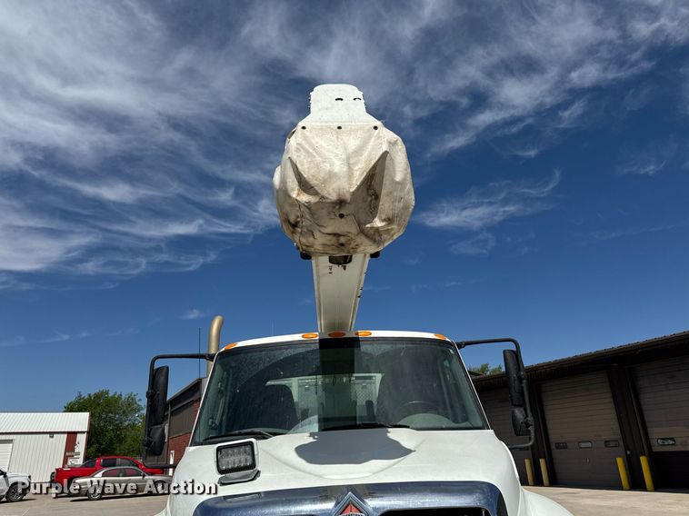 image for item DV2620 2014 International 4400 bucket truck