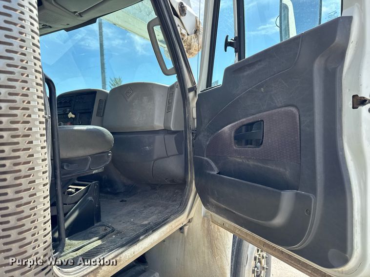 image for item DV2620 2014 International 4400 bucket truck