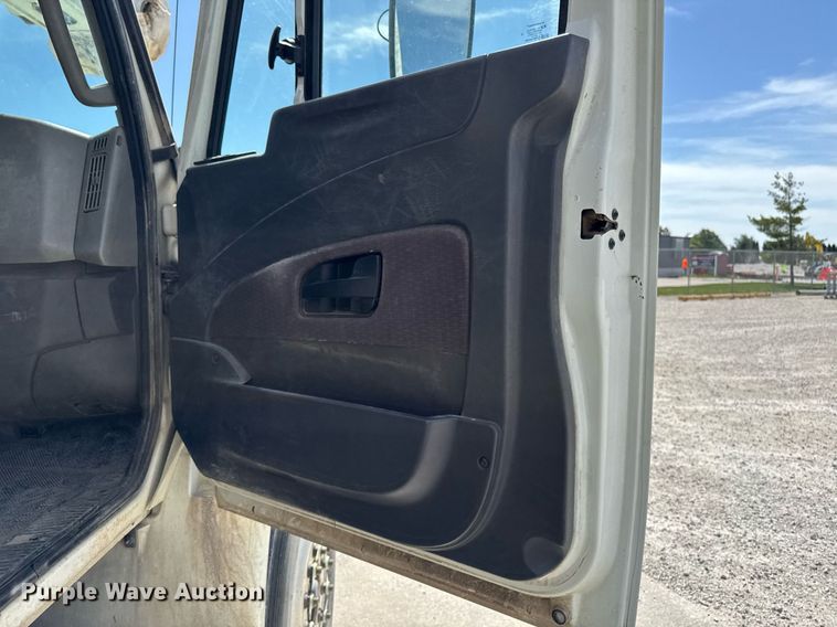 image for item DV2620 2014 International 4400 bucket truck