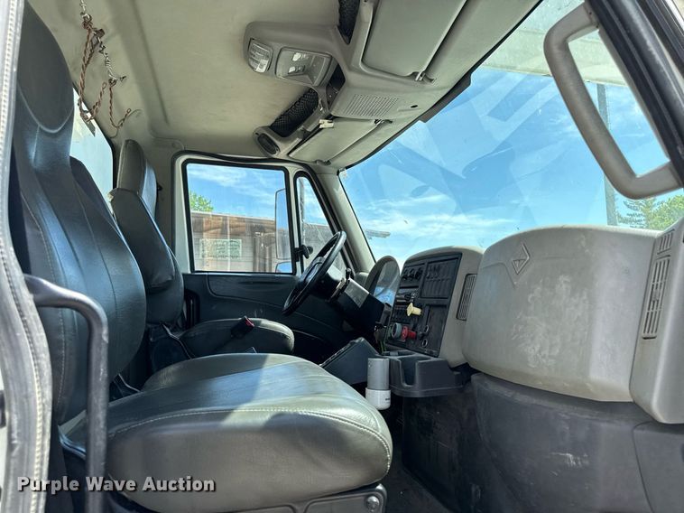 image for item DV2620 2014 International 4400 bucket truck