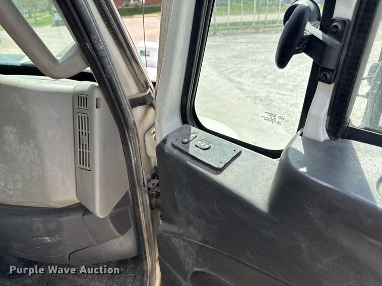 image for item DV2620 2014 International 4400 bucket truck