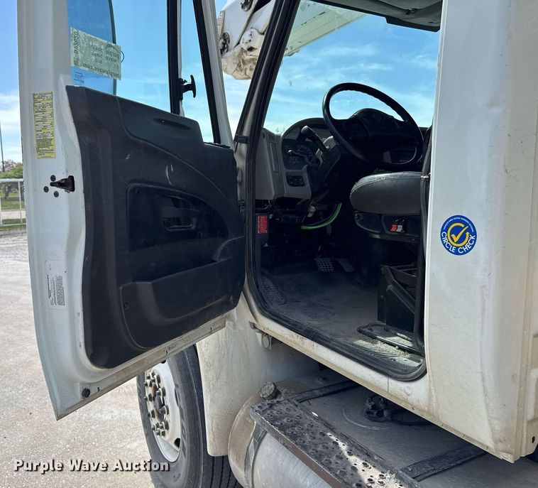 image for item DV2620 2014 International 4400 bucket truck