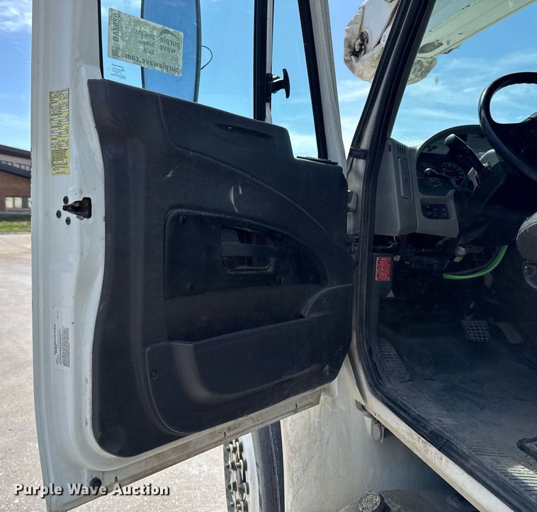 image for item DV2620 2014 International 4400 bucket truck