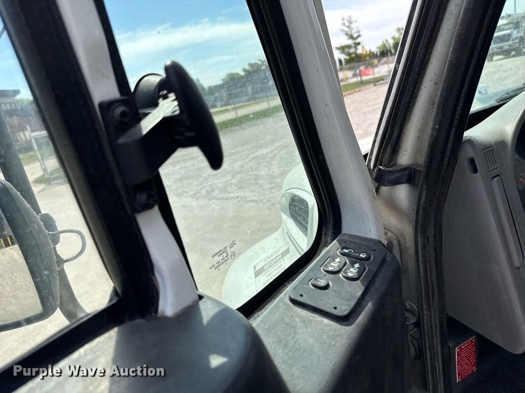 image for item DV2620 2014 International 4400 bucket truck