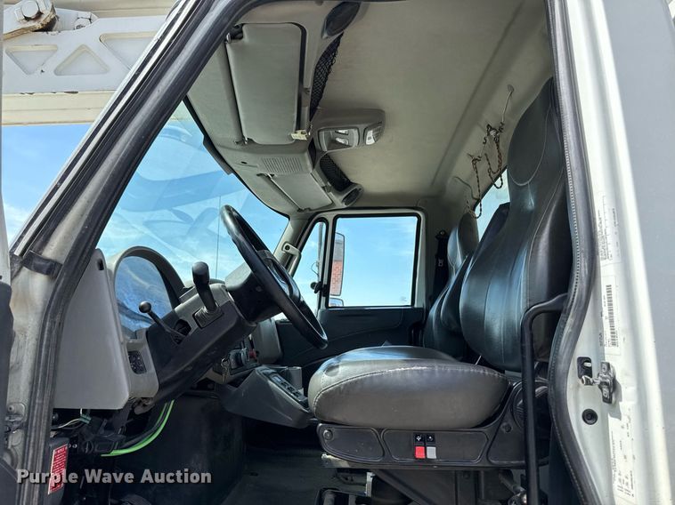 image for item DV2620 2014 International 4400 bucket truck