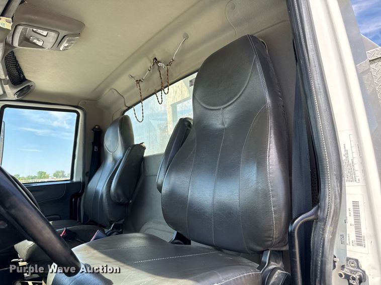 image for item DV2620 2014 International 4400 bucket truck