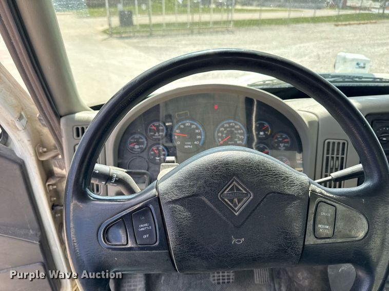 image for item DV2620 2014 International 4400 bucket truck