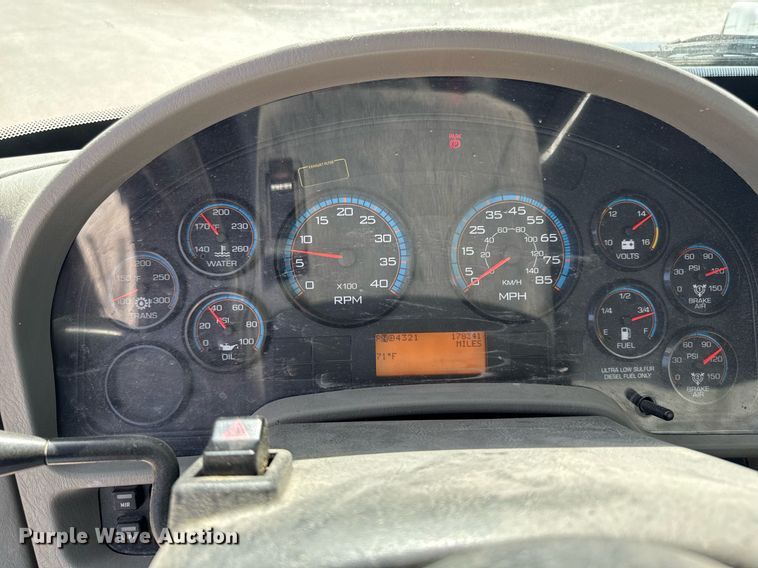 image for item DV2620 2014 International 4400 bucket truck