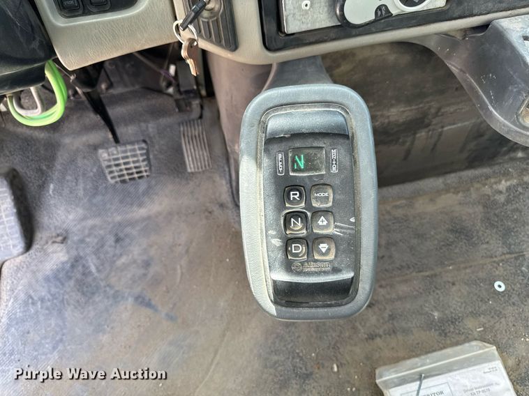 image for item DV2620 2014 International 4400 bucket truck