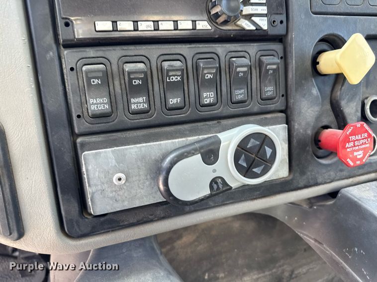 image for item DV2620 2014 International 4400 bucket truck