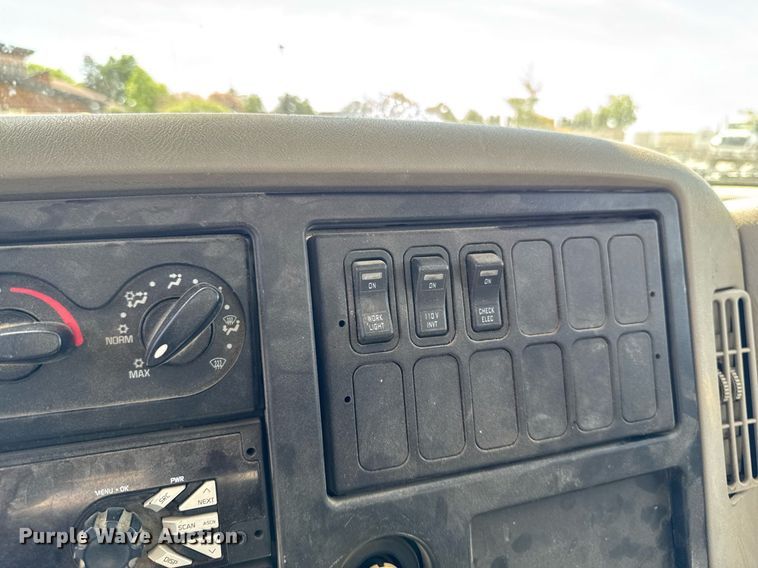 image for item DV2620 2014 International 4400 bucket truck