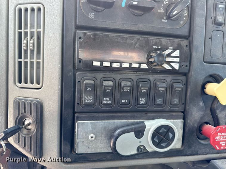 image for item DV2620 2014 International 4400 bucket truck