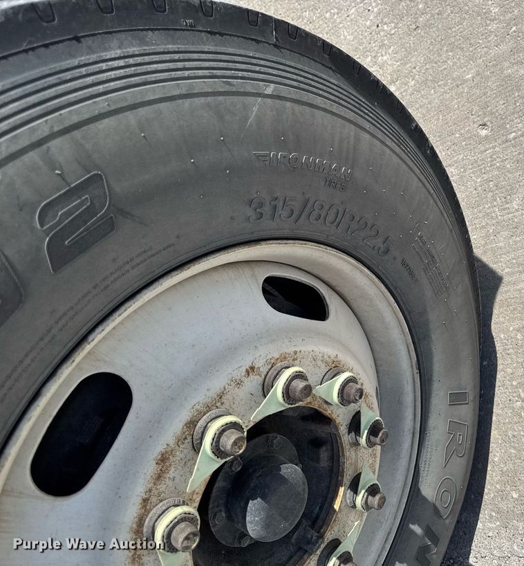 image for item DV2620 2014 International 4400 bucket truck