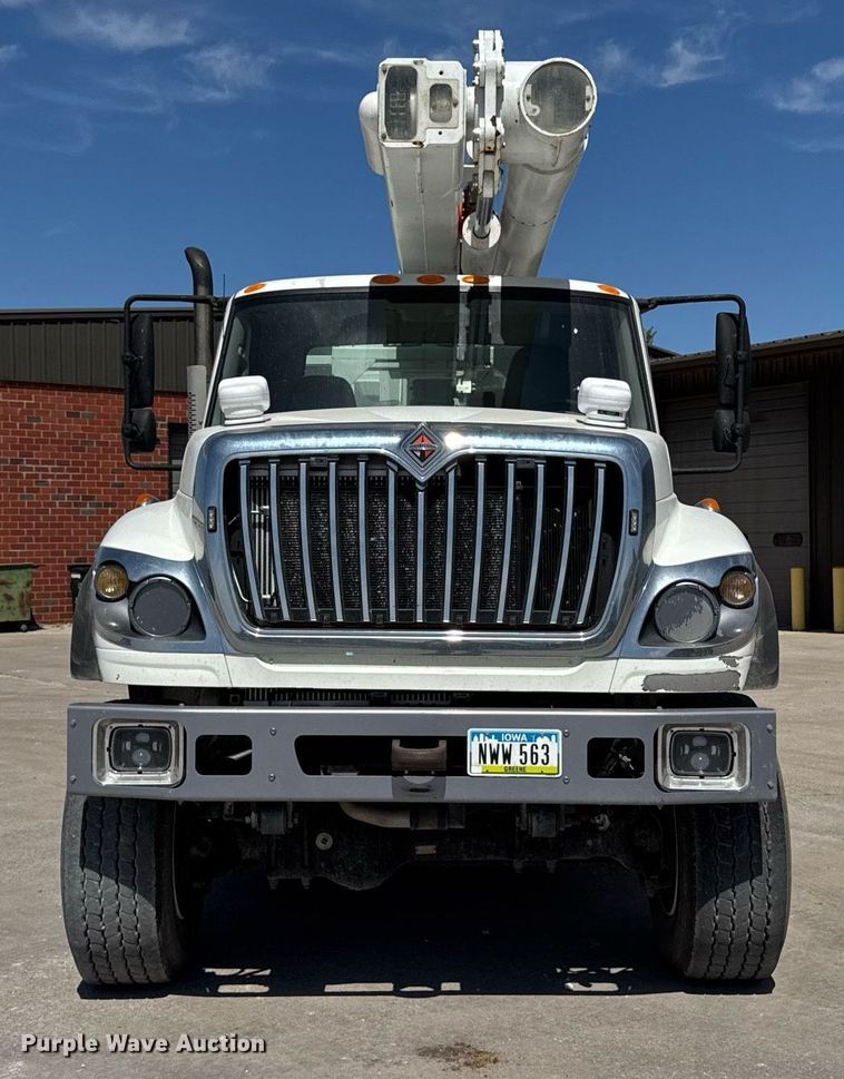 image for item DV2621 2013 International 7400 bucket truck