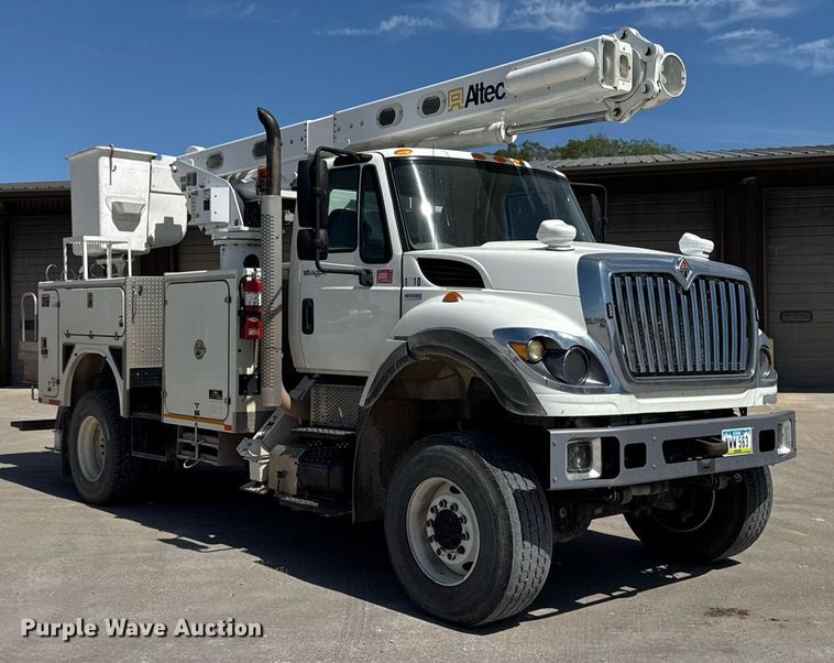 image for item DV2621 2013 International 7400 bucket truck