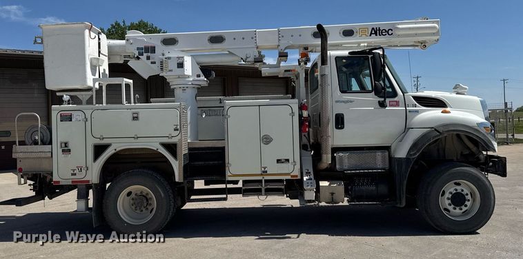 image for item DV2621 2013 International 7400 bucket truck