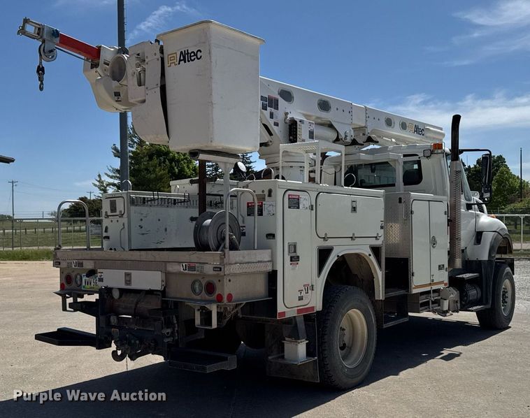 image for item DV2621 2013 International 7400 bucket truck