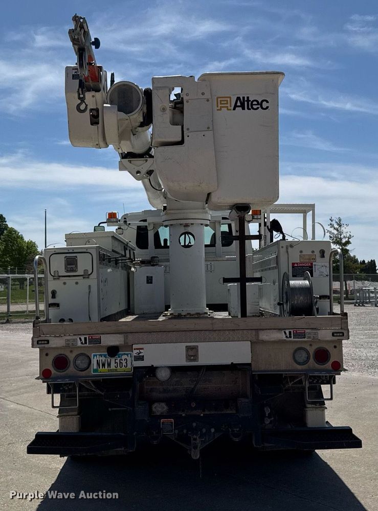 image for item DV2621 2013 International 7400 bucket truck