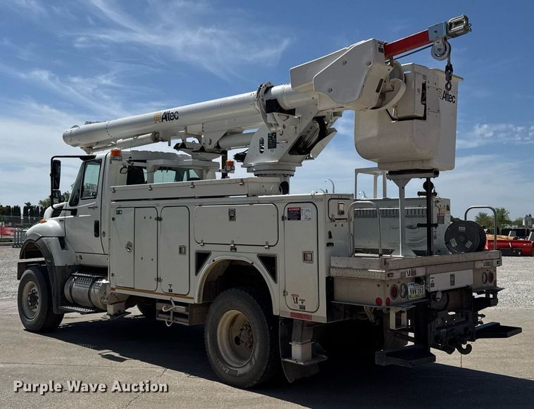image for item DV2621 2013 International 7400 bucket truck