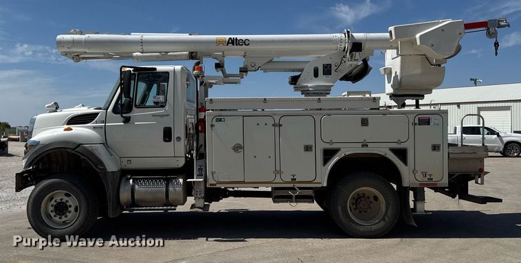 image for item DV2621 2013 International 7400 bucket truck