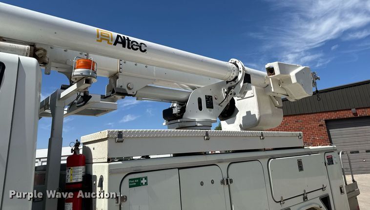 image for item DV2621 2013 International 7400 bucket truck