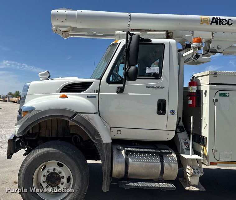 image for item DV2621 2013 International 7400 bucket truck