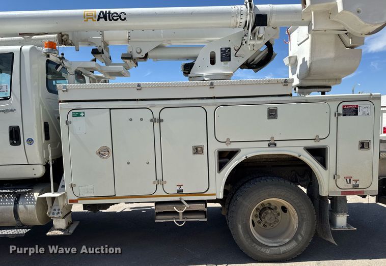 image for item DV2621 2013 International 7400 bucket truck