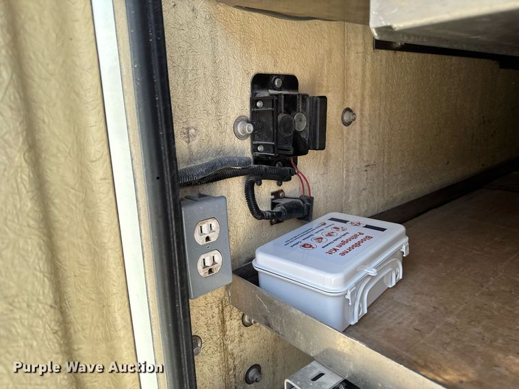 image for item DV2621 2013 International 7400 bucket truck